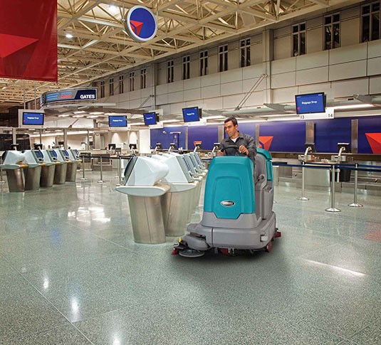 T12 Lavapavimenti compatta uomo a bordo a batteria alt 9